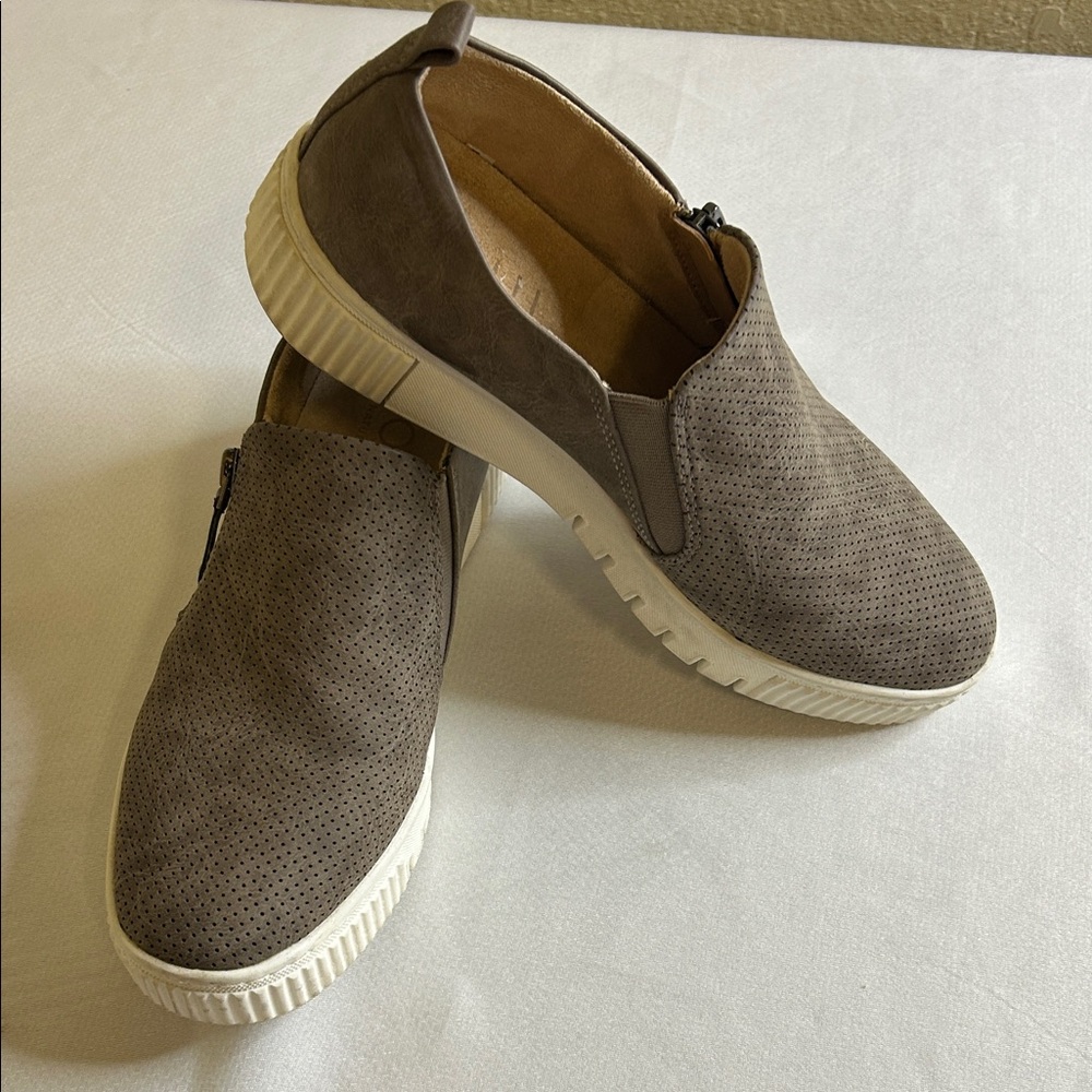 Soul Naturalizer Taupe Turner Slip-On Leather Flocking Outsole Sneakers Size 8M